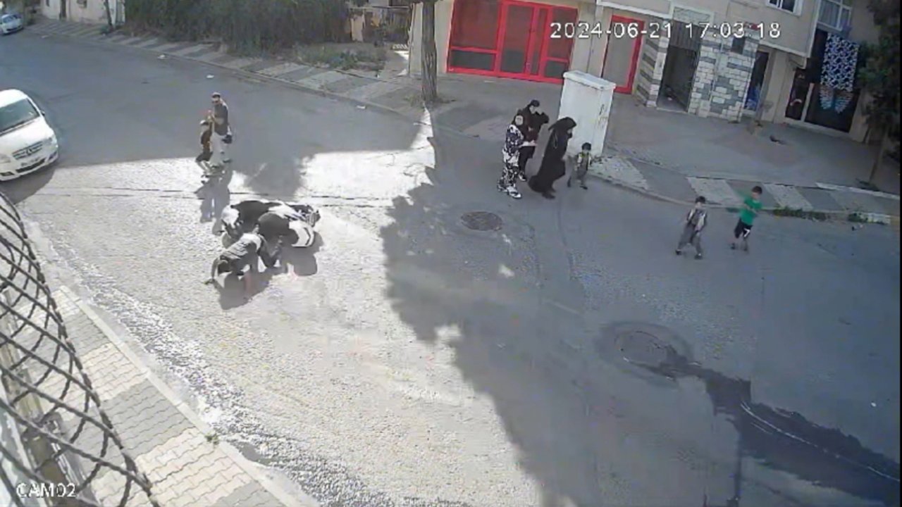 Motosiklet sürücüsü yolda yürüyen baba ve 2 çocuğuna çarptı