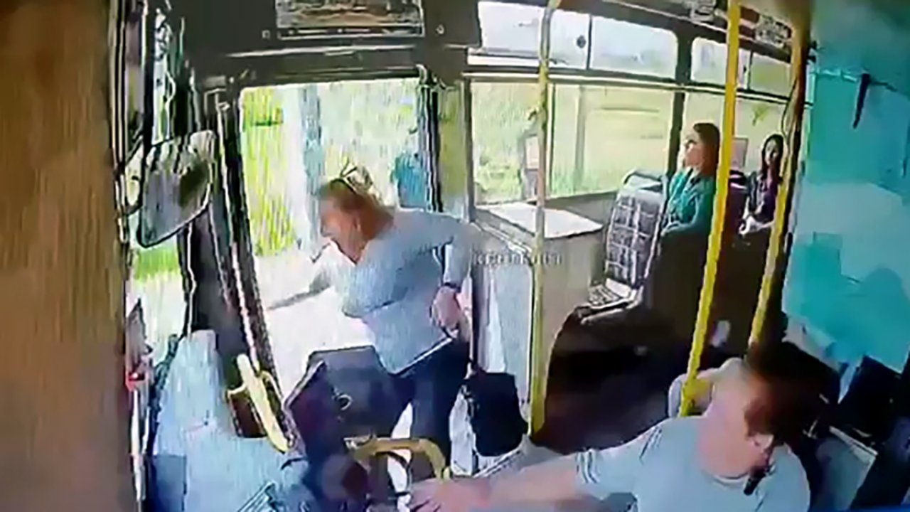 Otobüsün açık kapısından düşen yolcunun ölümüne neden olmuştu, beraatini istedi: 'Üzerinden geçmedim'