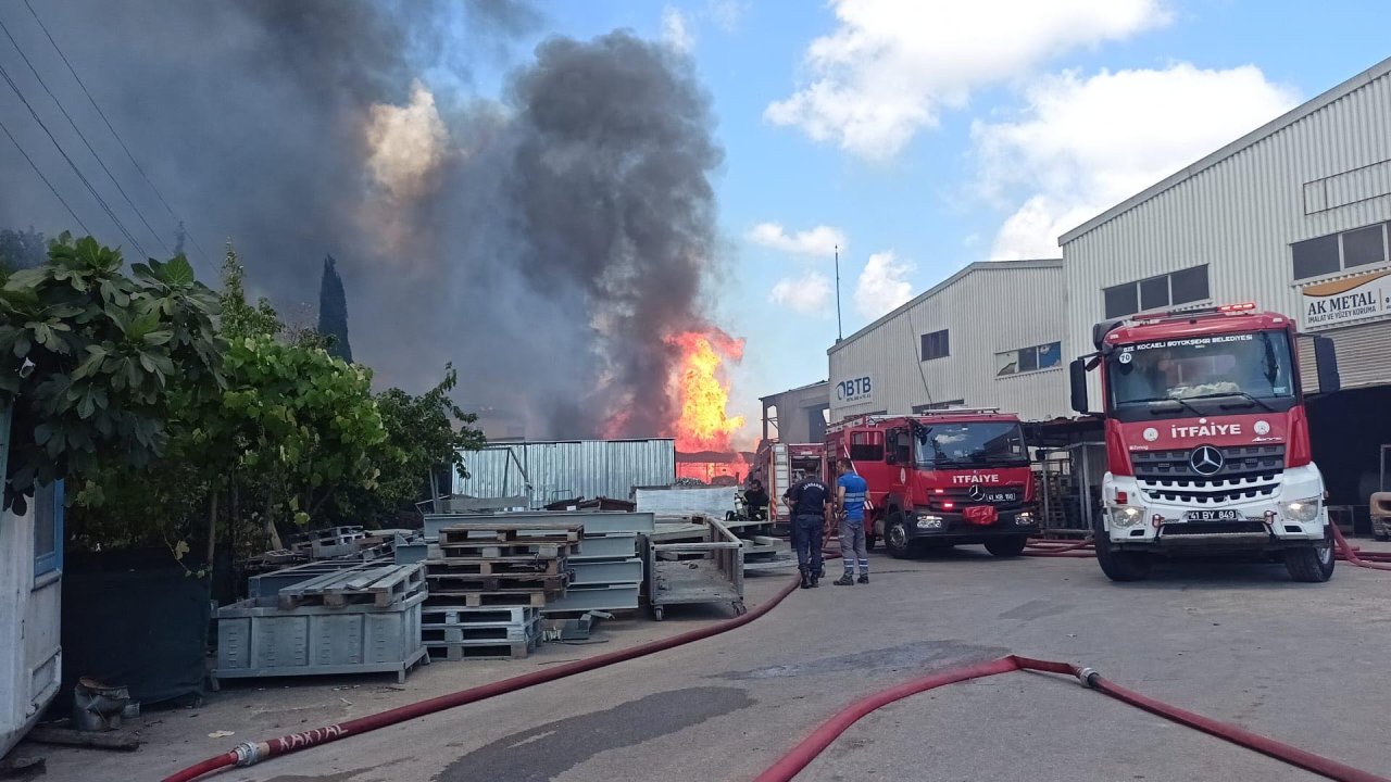 Gebze'de boya fabrikasında yangın: Alevlere müdahale sürüyor