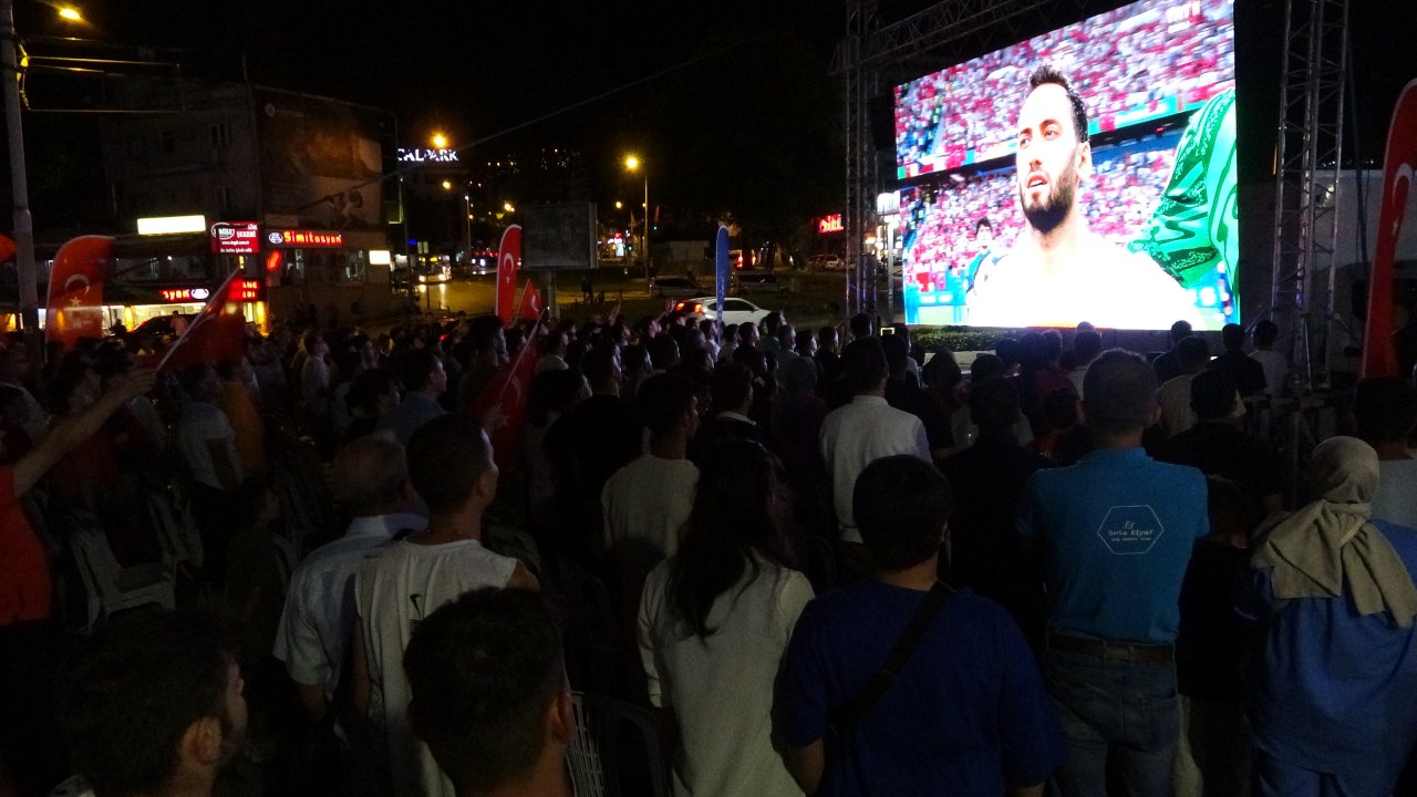 Bursa'da Ay-yıldızlıların maçı açık alanlara kurulan dev ekranlarda izlendi