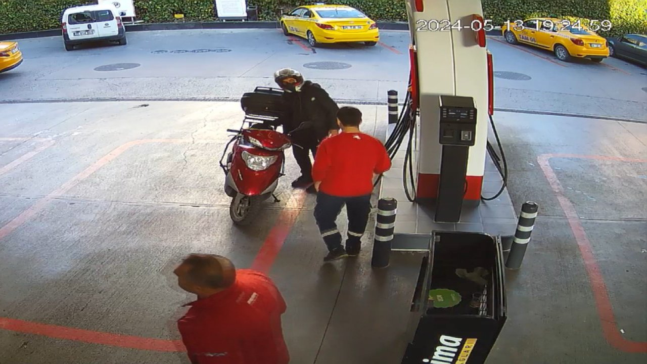 Motosikletli ayna hırsızı kameraya yakalandı!