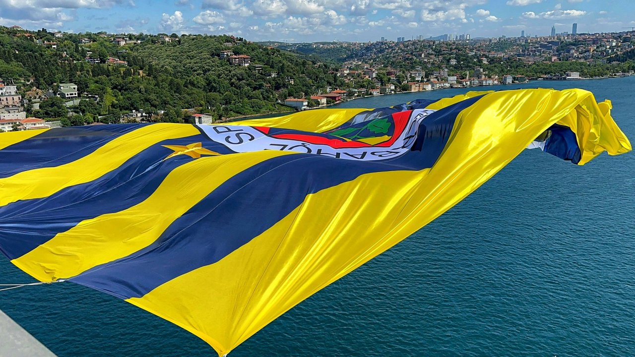 Şampiyon Fenerbahçe Beko’nun bayrağı köprülere asıldı!