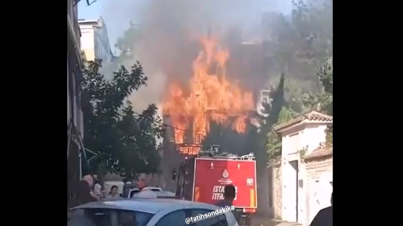 Fatih’te ahşap bina alev alev yandı!