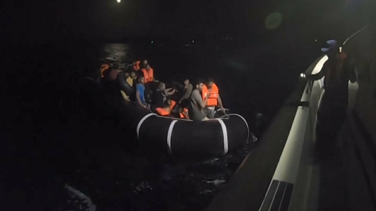 Çanakkale'de Yunanistan'ın geri ittiği 34 göçmen kurtarıldı