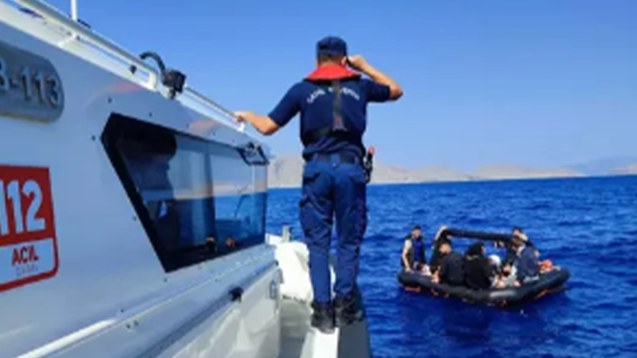 Yunan unsurlarınca Türk karasularına itilen 20 kaçak göçmen kurtarıldı