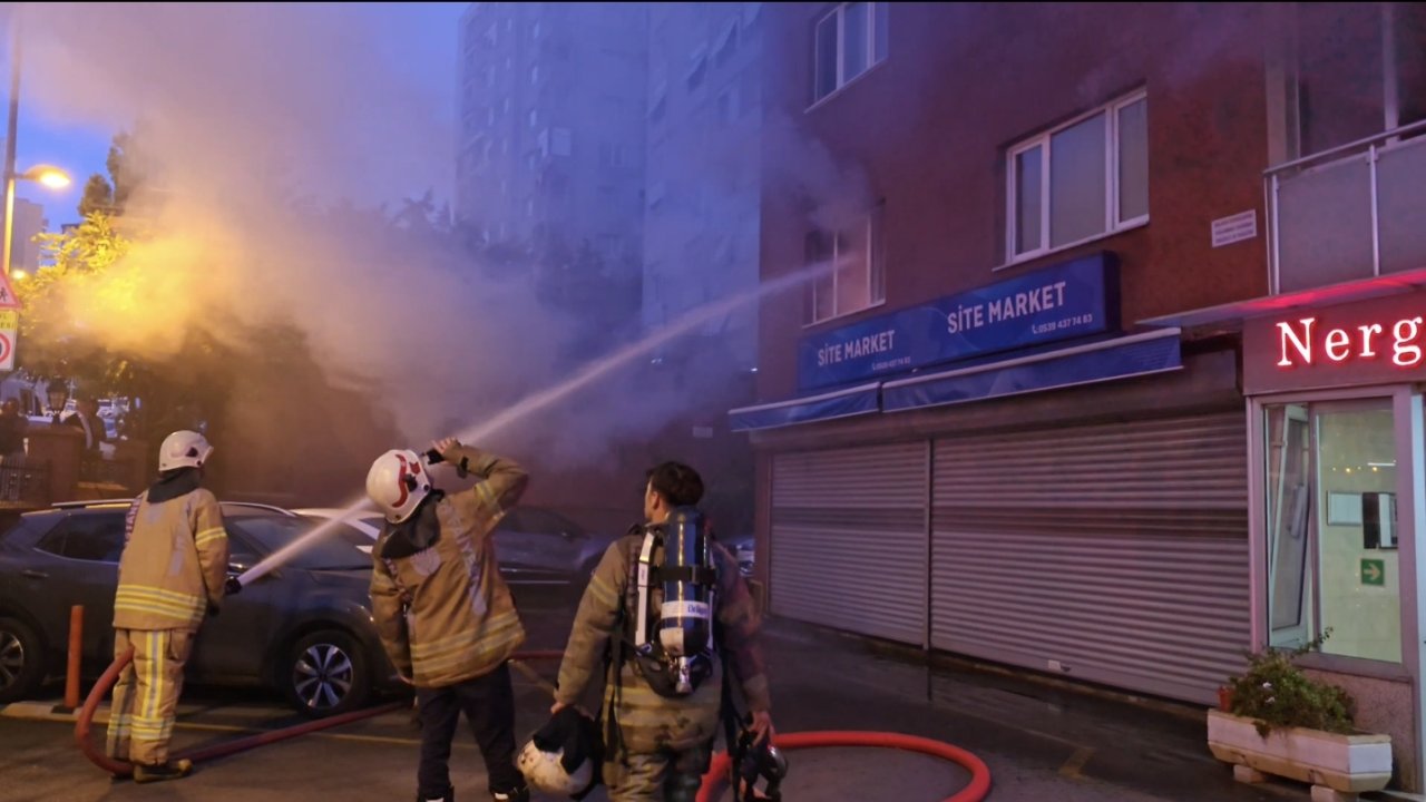 İstanbul'da yangın çıkan 14 katlı bina tahliye edildi: 1 kişi dumandan etkilendi