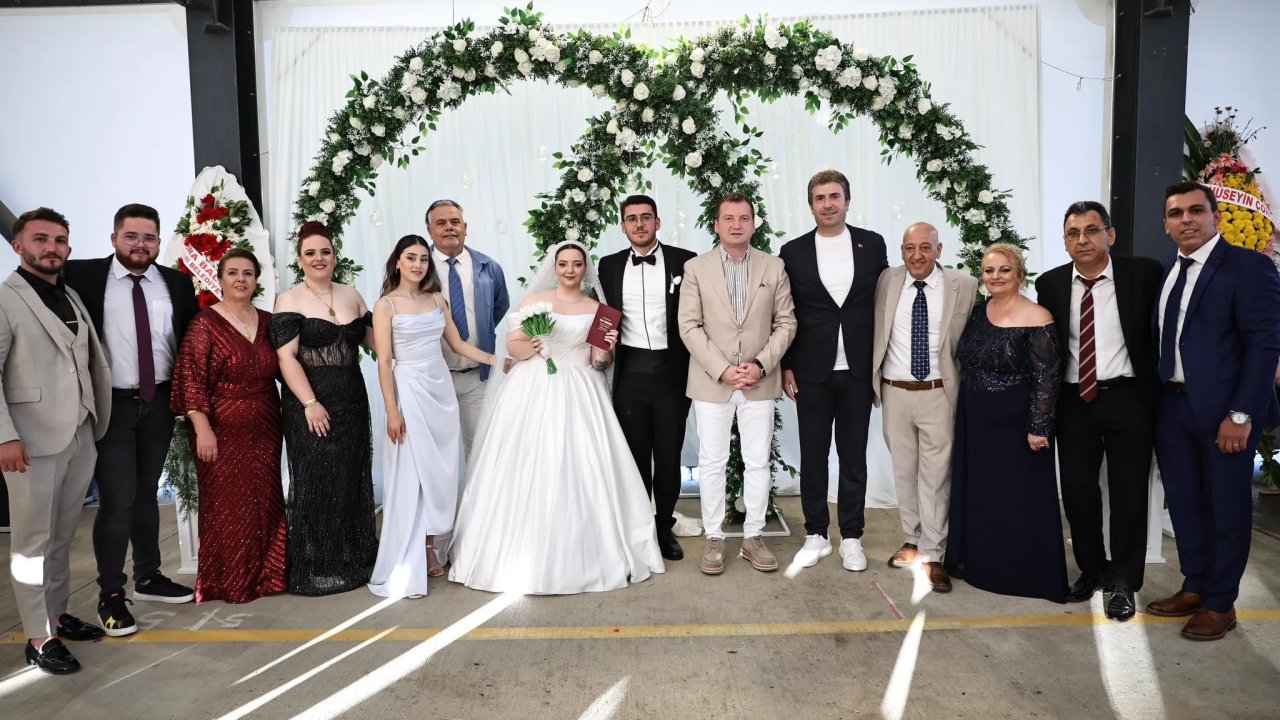 Kara ve Çotuk ailesinin mutlu gününde belediye başkanları Balcıoğlu ve Güzel nikah merasimini birlikte gerçekleştirdi