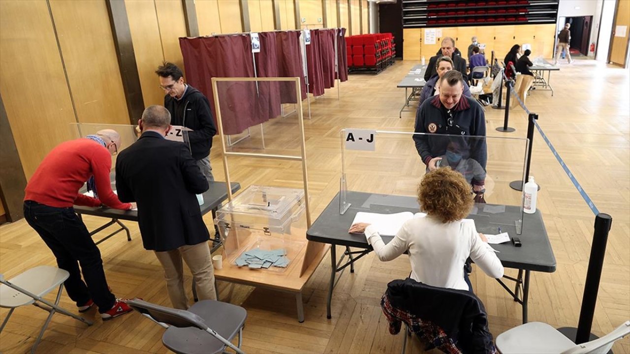 Fransa sandık başında: Erken genel seçimleri ilk turu başladı