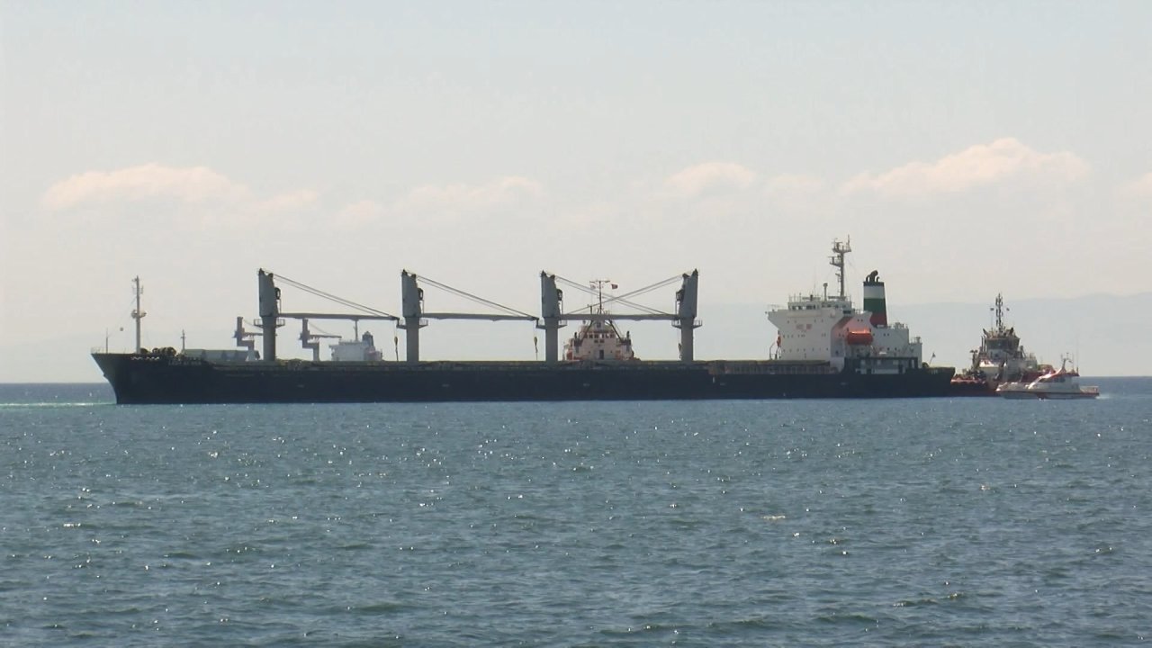 Bakırköy’de karaya oturan gemi için çalışmalar sürüyor