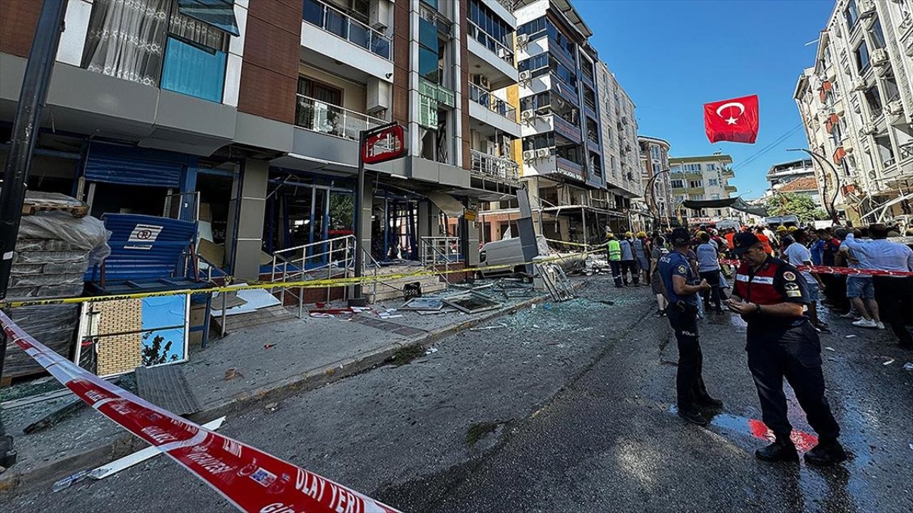 İzmir'de restoranda patlama: Ölü ve yaralılar var!