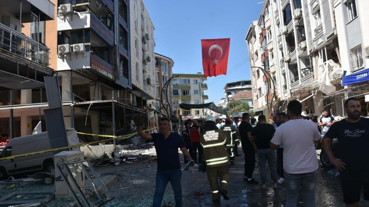 İzmir'de restoranda patlama: Ölü ve yaralılar var!