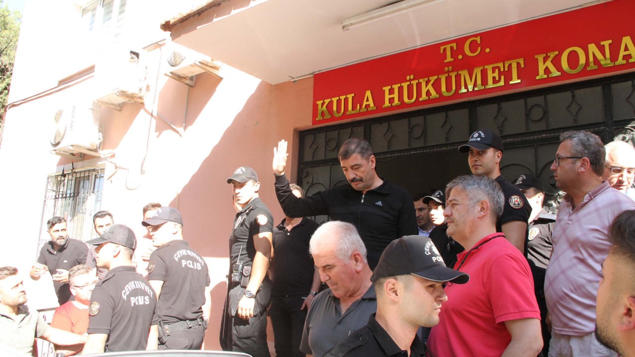 Makam odasında darp iddiası: Kula Belediye Başkanı Hikmet Dönmez tutuklandı!