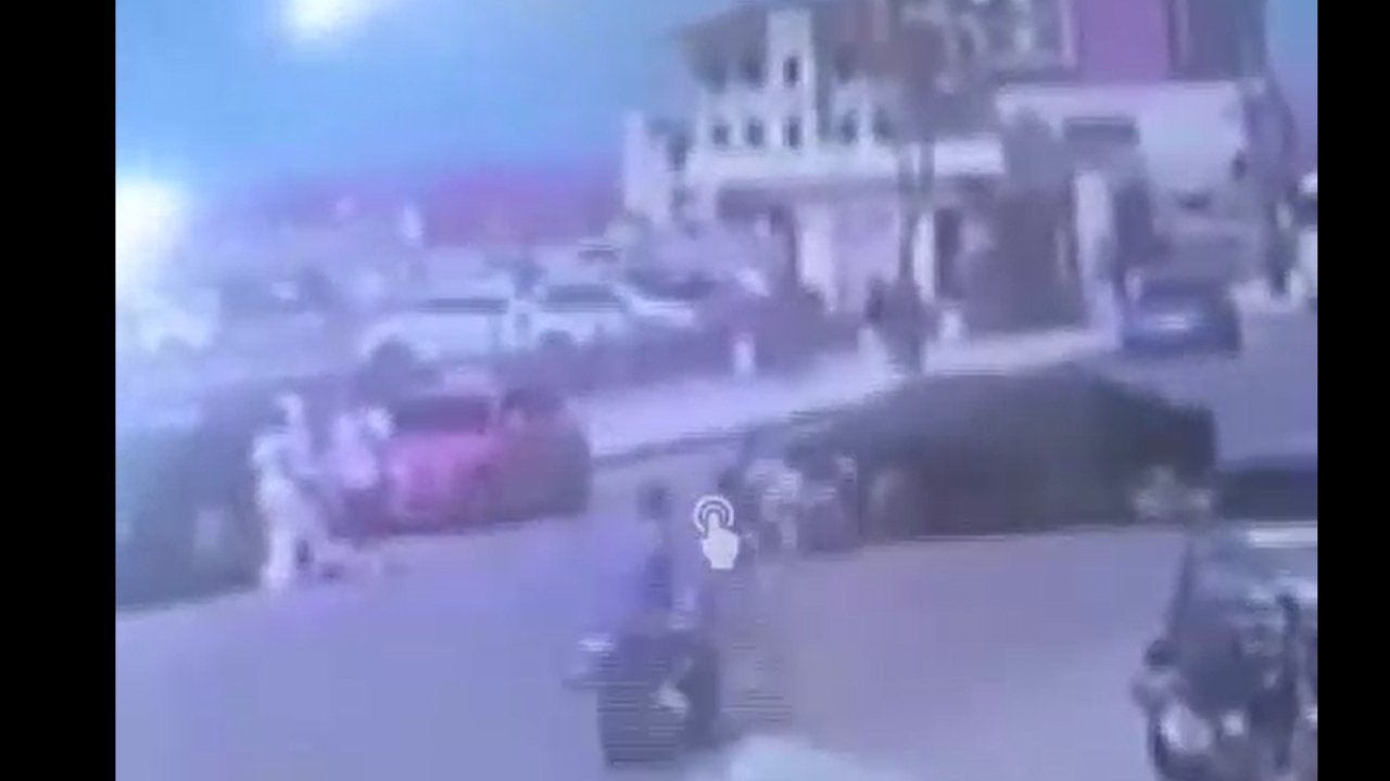 Otomobille çarpışan motorun kadın sürücüsü böyle havaya uçtu!