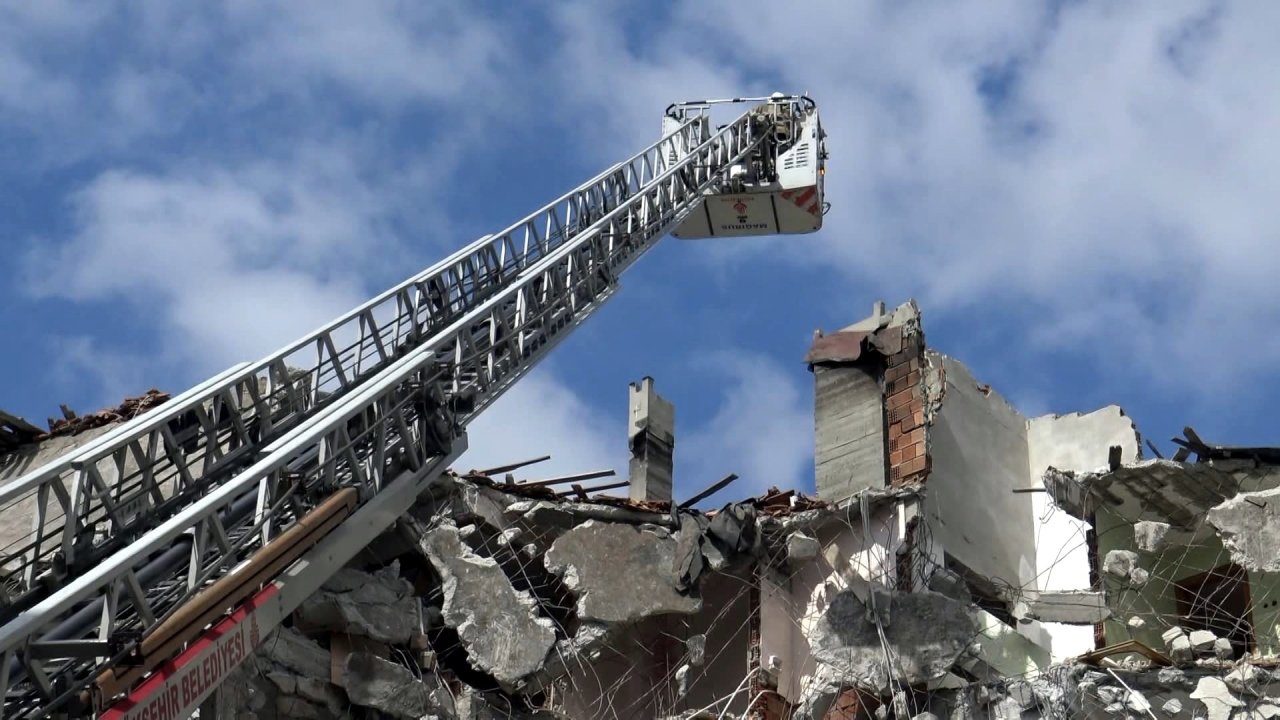 Avcılar'da çatıda son anda fark edildi, binanın yıkımı saatlerce durduruldu