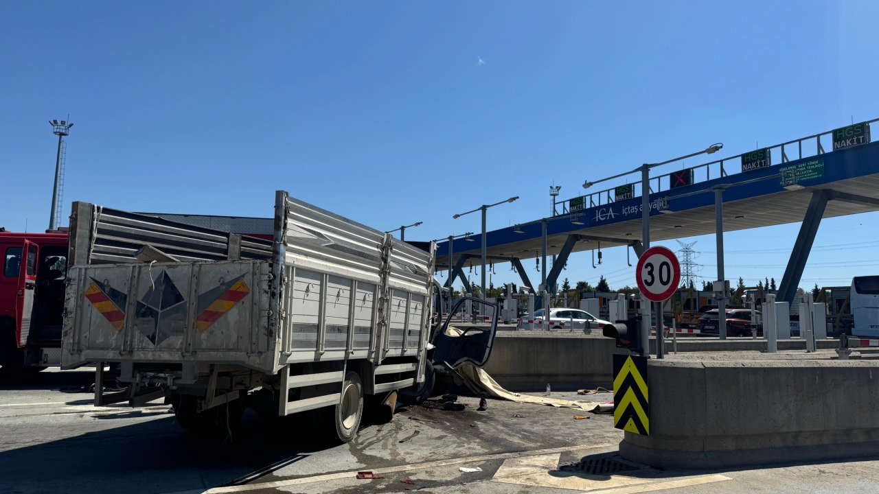 İstanbul'da kamyonet gişelere çarptı: 1'i ağır 3 yaralı
