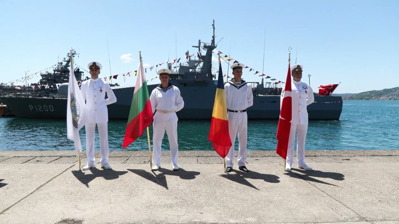 Türkiye, Bulgaristan ve Romanya mayın imha gemileri İstanbul Boğazı'nda bir araya geldi