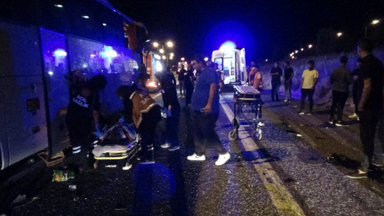 İki yolcu otobüsü çarpıştı; 15 yaralı