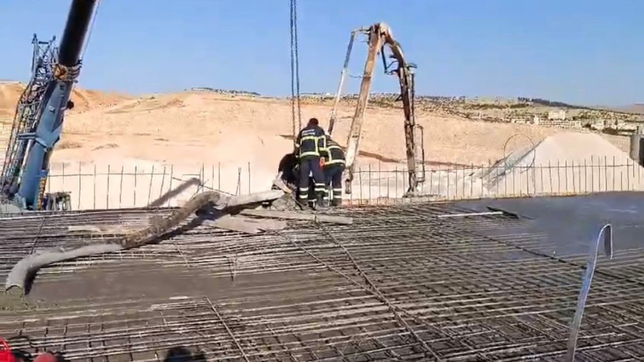 Mardin'de iş cinayeti: Üzerine beton mikseri pompası devrilen işçi öldü