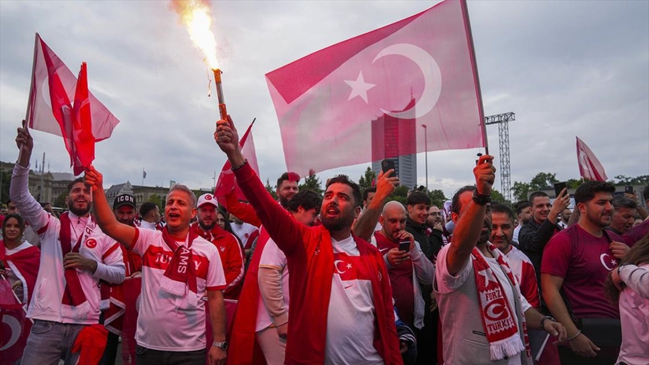 Avusturya-Türkiye maçı öncesinde taraftarlar Almanya sokaklarında yürüyüş düzenledi