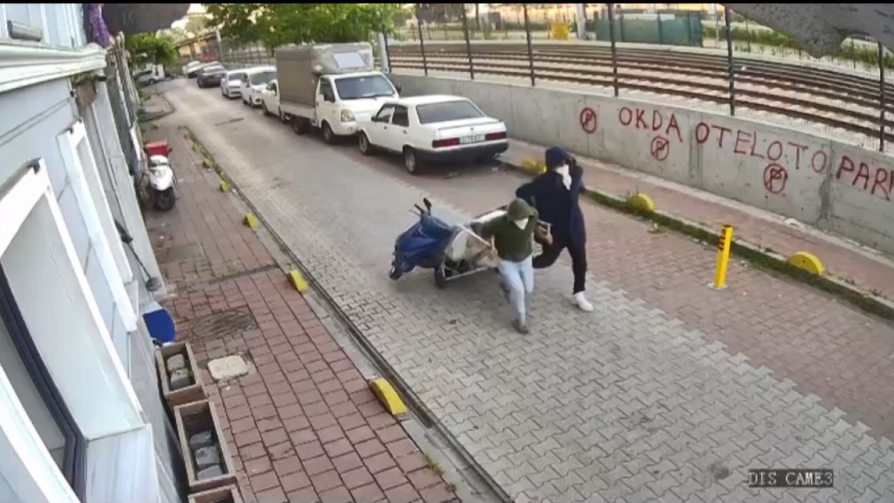 Fatih'te motosikleti el arabasına yükleyerek çaldılar!