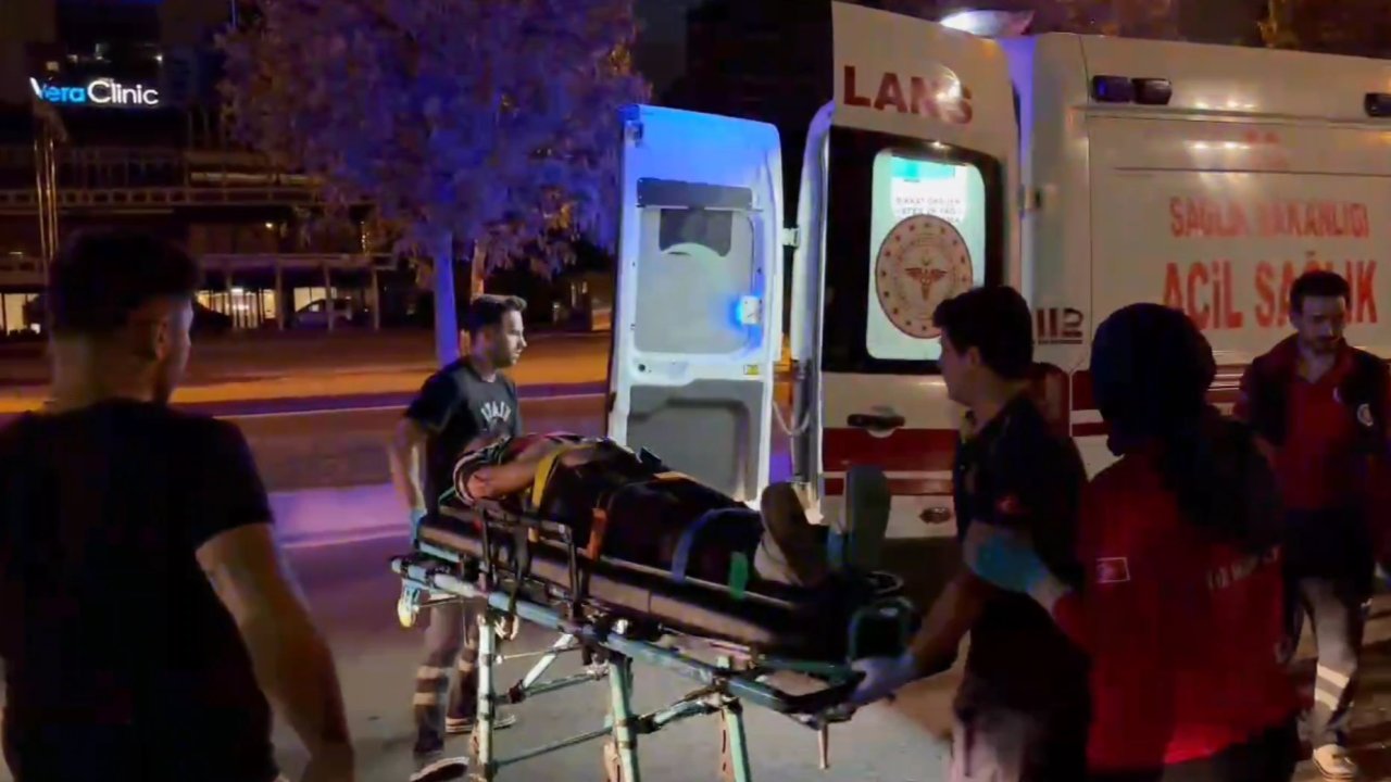 İstanbul'da kaza: Hafif ticari araç aydınlatma direğine çarptı, yaralılar var