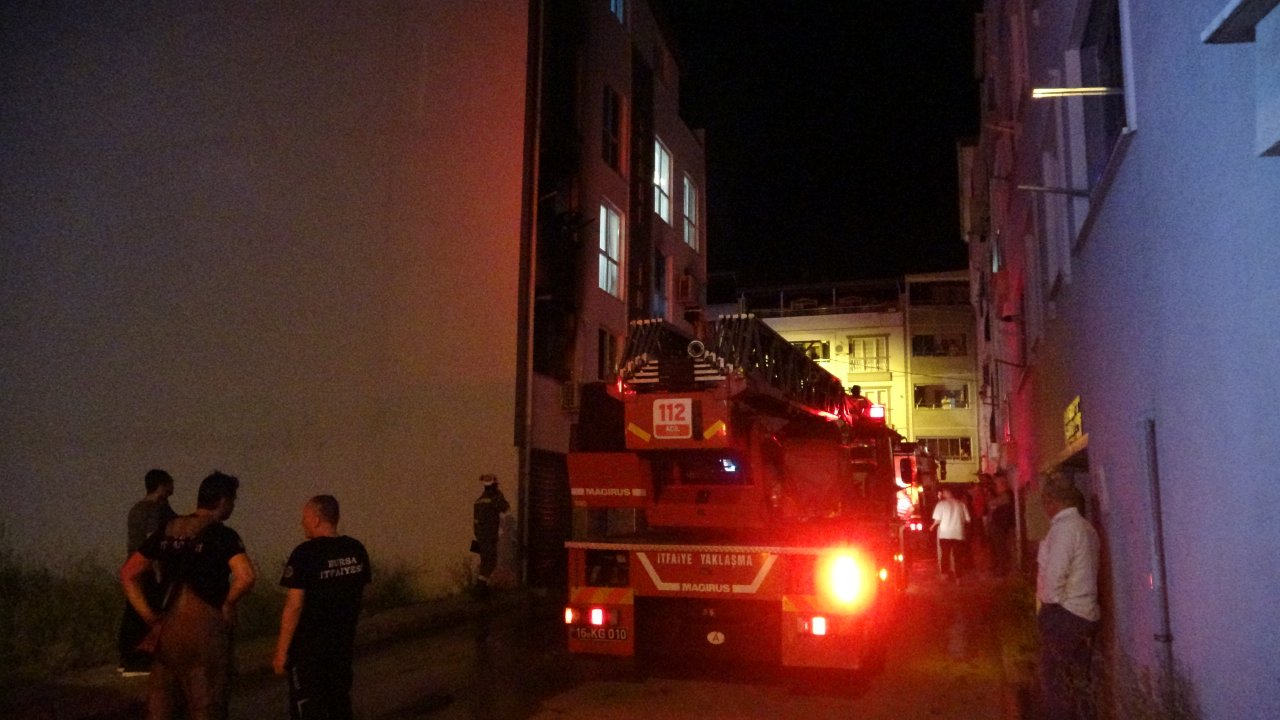 4 katlı binada yangın paniği: 7 kişi hastanelik oldu