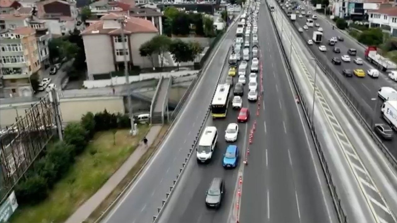 Haliç Köprüsü'nde trafik yoğunluğu: Uzun araç kuyrukları oluştu