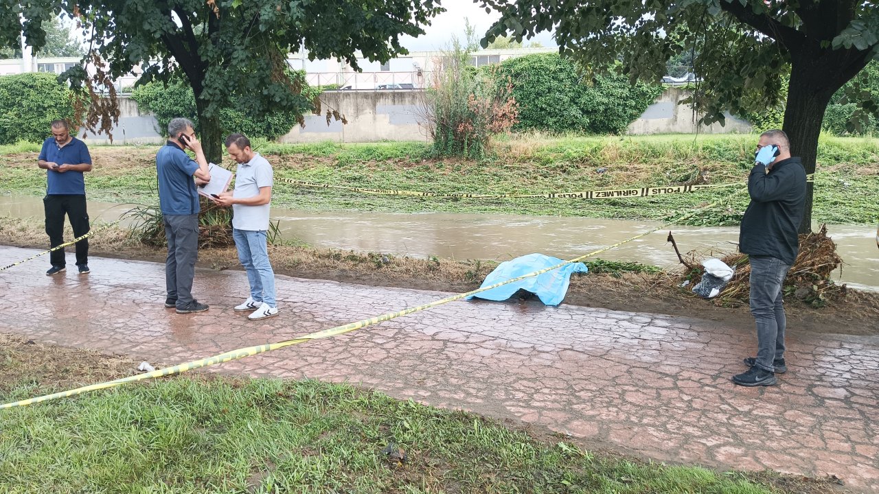Yağış nedeniyle debisi yükselen Nilüfer Çayı'nda erkek cesedi bulundu
