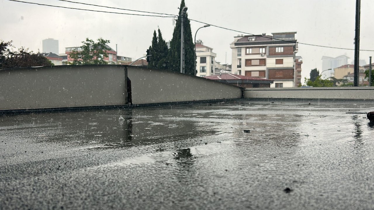Kartal'da sağanak yağış: Caddeler göle döndü, vatandaşlar zor anlar yaşadı