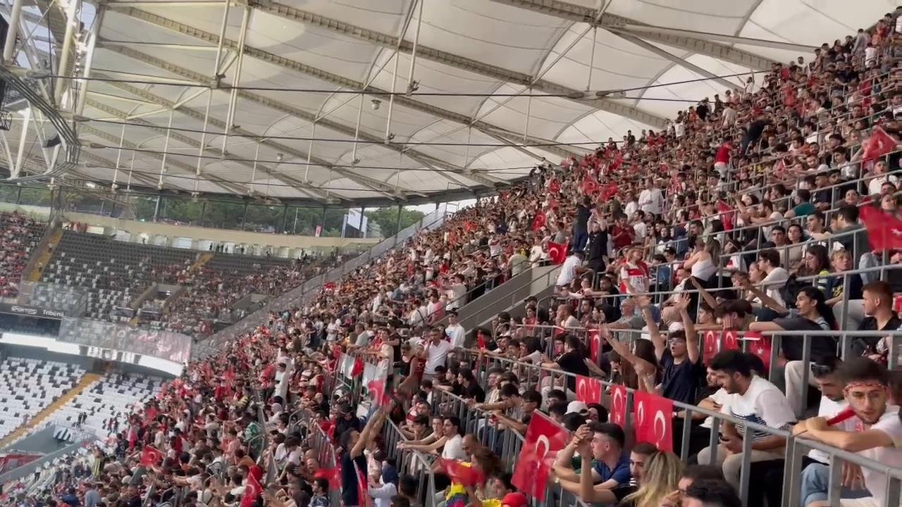 Binlerce kişi milli maçı meydanlarda izledi