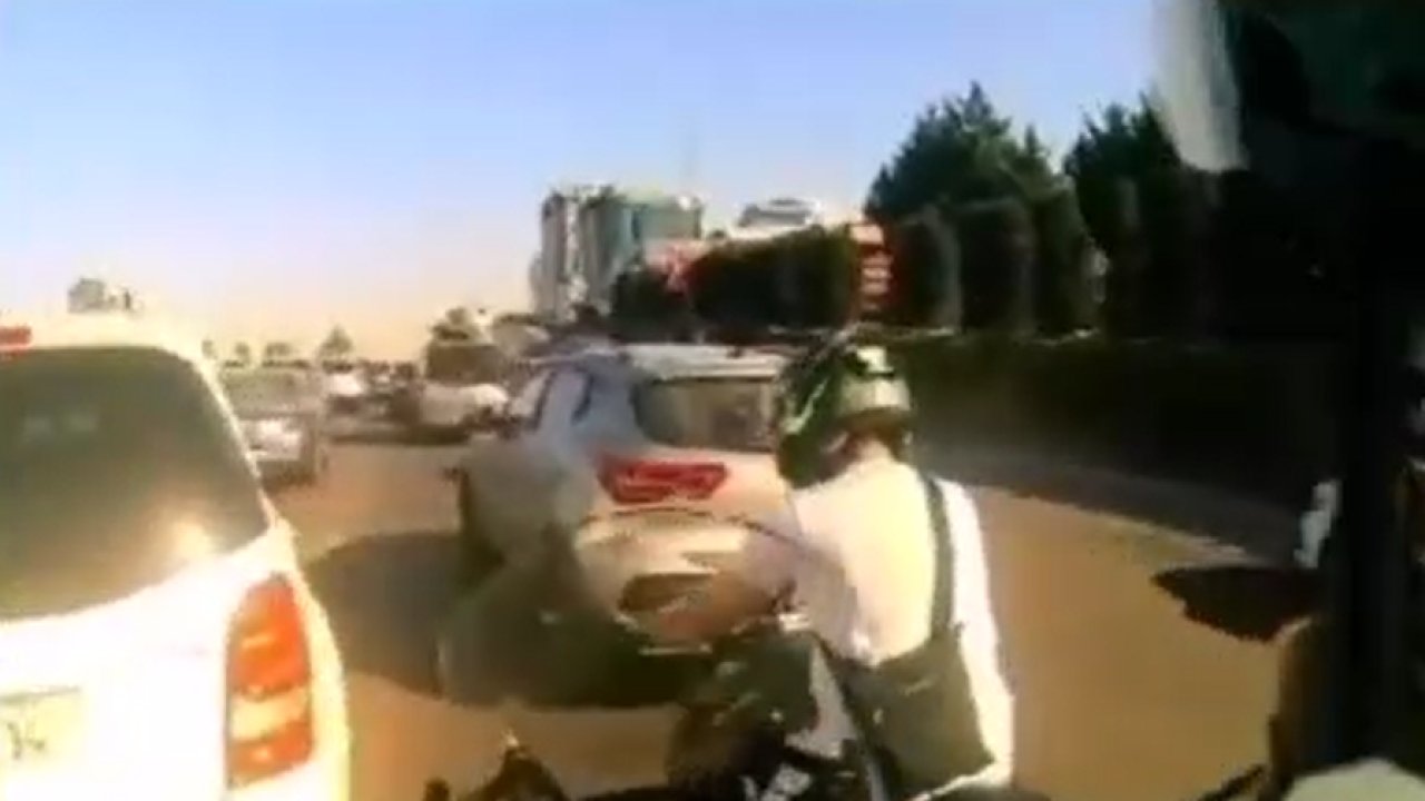 Motorcu polise çarpıp kaçtı, aracını saklarken yakalandı!