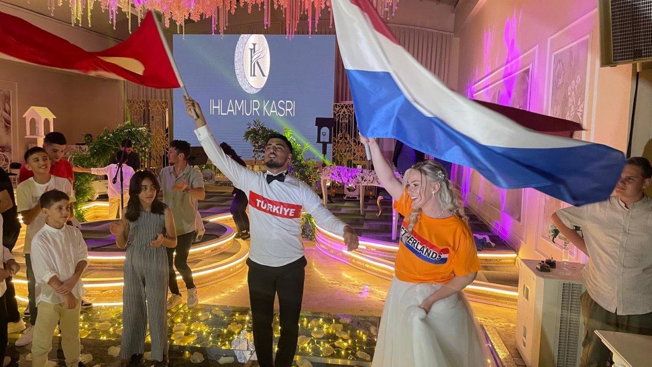 Türk damat ile Hollandalı gelinin düğününde milli maç coşkusu