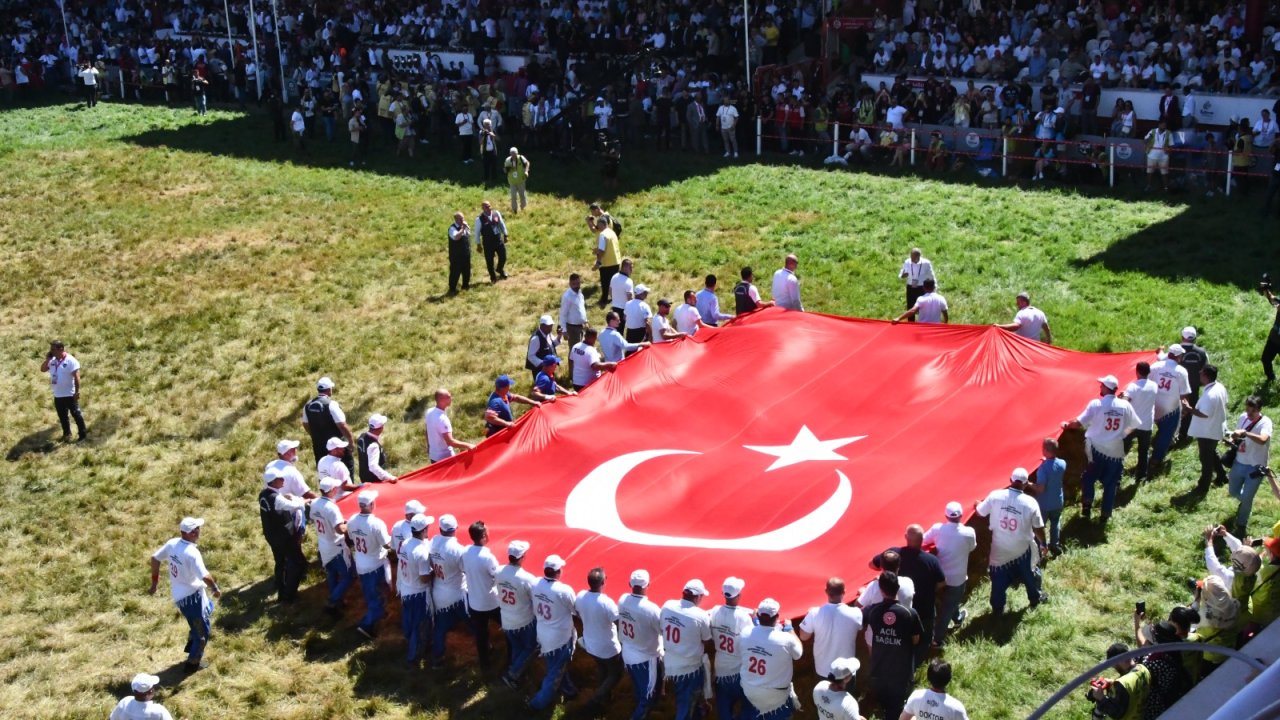 Kırkpınar Güreşleri Er Meydanı'nda dev Türk bayrağı açıldı
