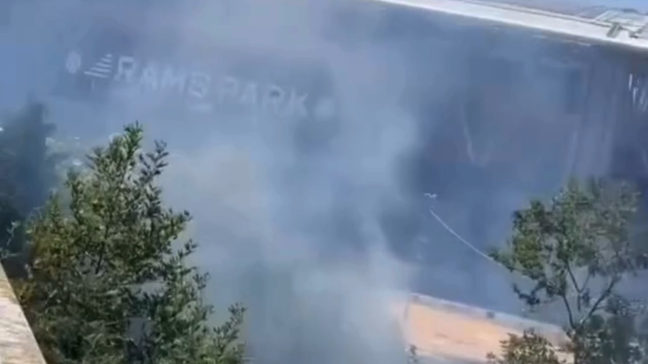 RAMS Park'ın önündeki otluk alanda yangın çıktı