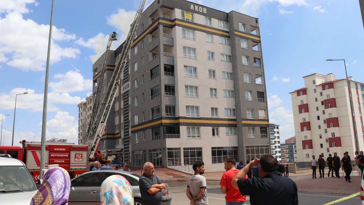7 katlı binada çıkan yangından, itfaiye merdivenine atlayarak kurtuldu