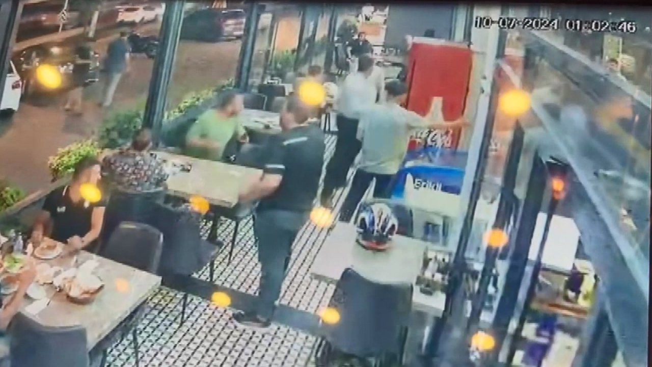 Yüzleri maskeli motosikletli saldırganlar restorana kurşun yağdırdı: O anlar kamerada