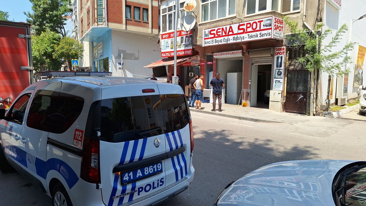 İzmit'te mağazada buzdolabı motoru patladı: 2 çalışan yaralandı