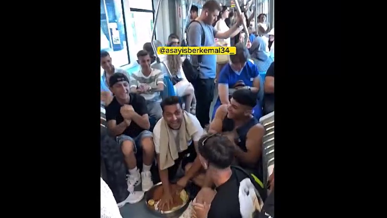 Metroda şarkılı türkülü çiğköfte partisi!