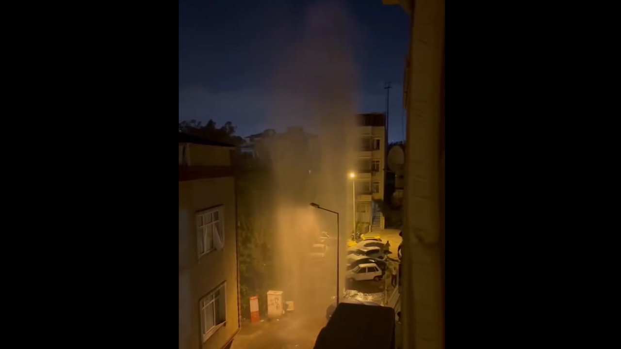 İstanbul Fatih’te su borusu patladı! Borudan fışkıran suyun boyu apartmanları aştı!