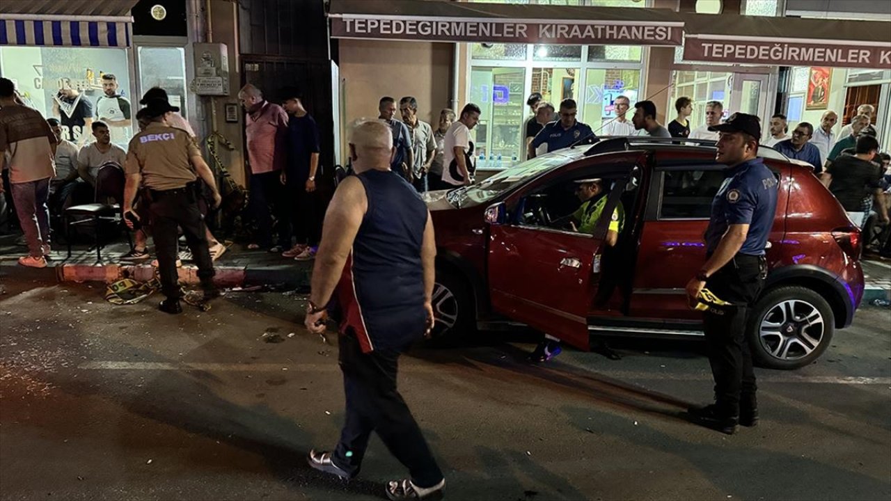 Tekirdağ'da otomobil kıraathane önünde oturanlara çarptı: 11 yaralı