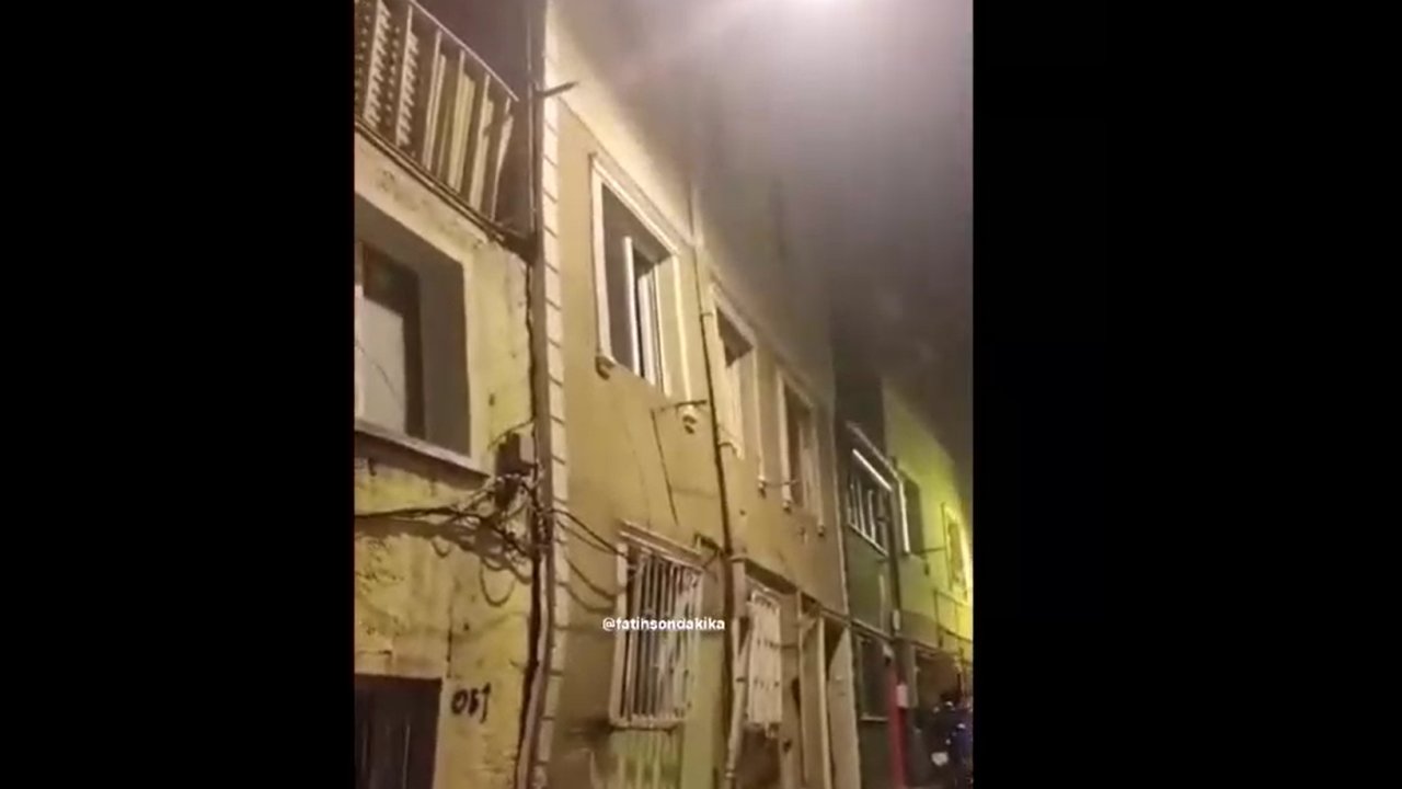 Fatih'te öne eğimlenen bina tehlike saçıyor!