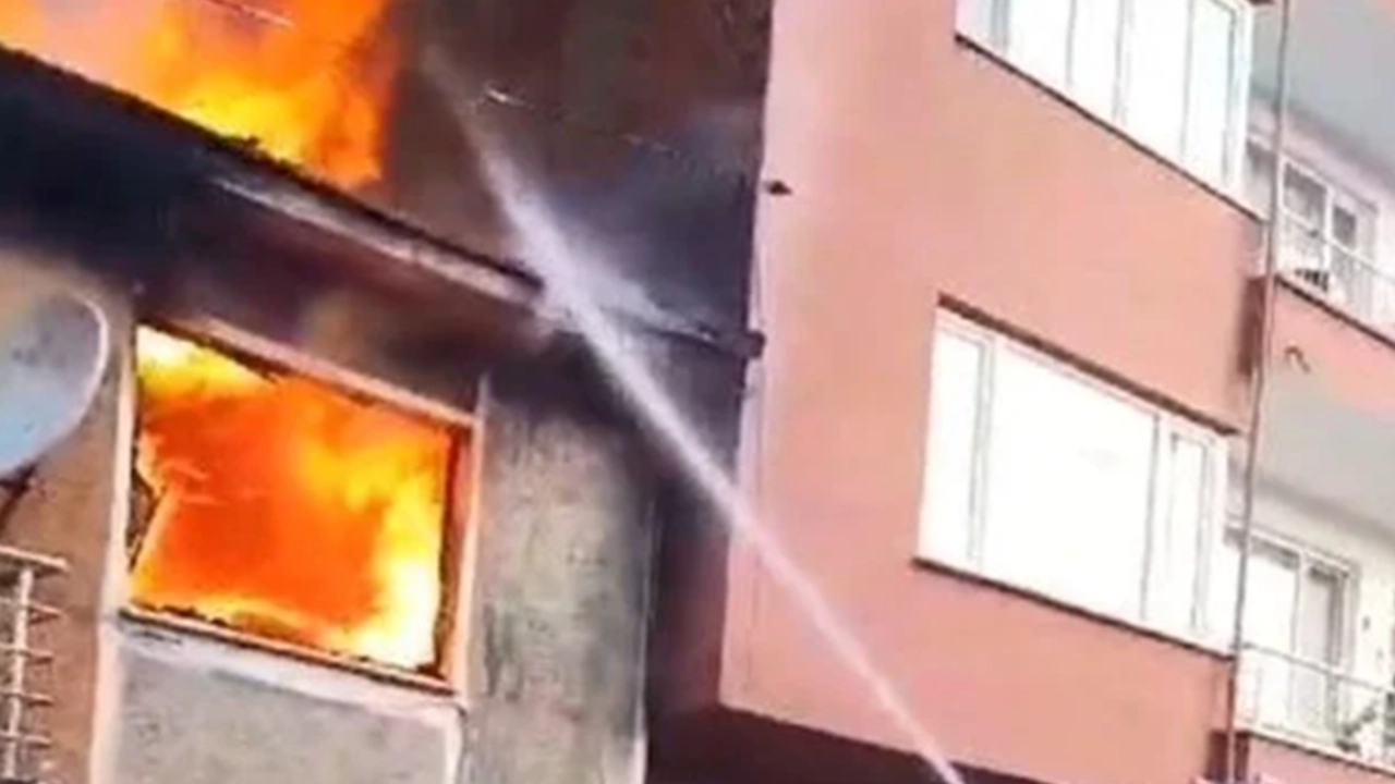 İki katlı ev, alev alev yandı: Çok sayıda ekip sevk edildi