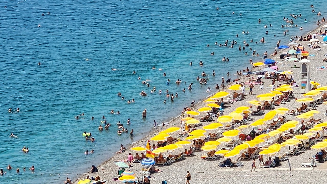 Antalya'da sıcaklık 30 dereceyi buldu: Yüksek nem ve sıcak hava bunalttı, sahiller doldu