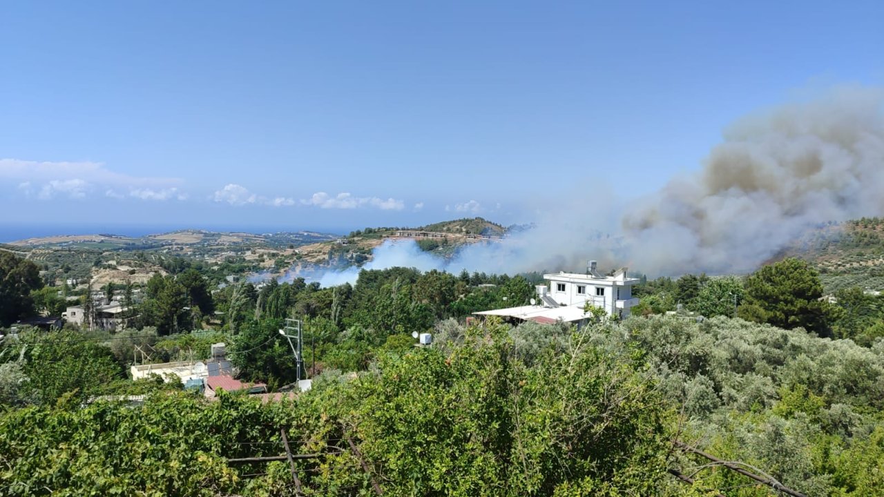 Hatay’da korkutan orman yangını: Geniş alana yayıldı, alevler yerleşim yerlerine yaklaştı