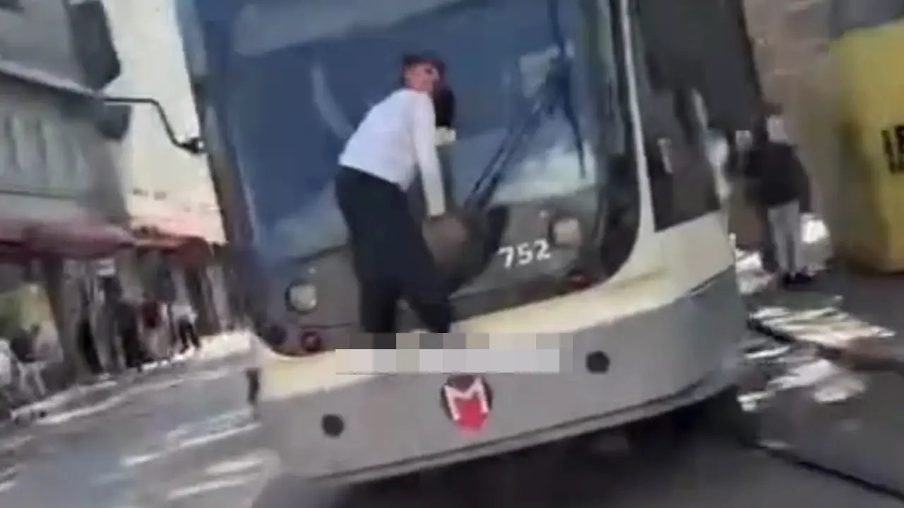 İstanbul'da gencin tramvayda tehlikeli yolculuğu!