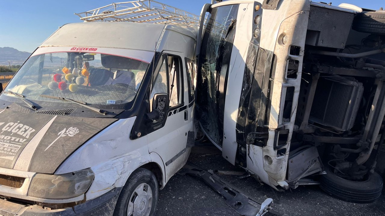 Ankara'da tarım işçilerini taşıyan otobüs ile minibüs çarpıştı; 1 ölü, 16 yaralı