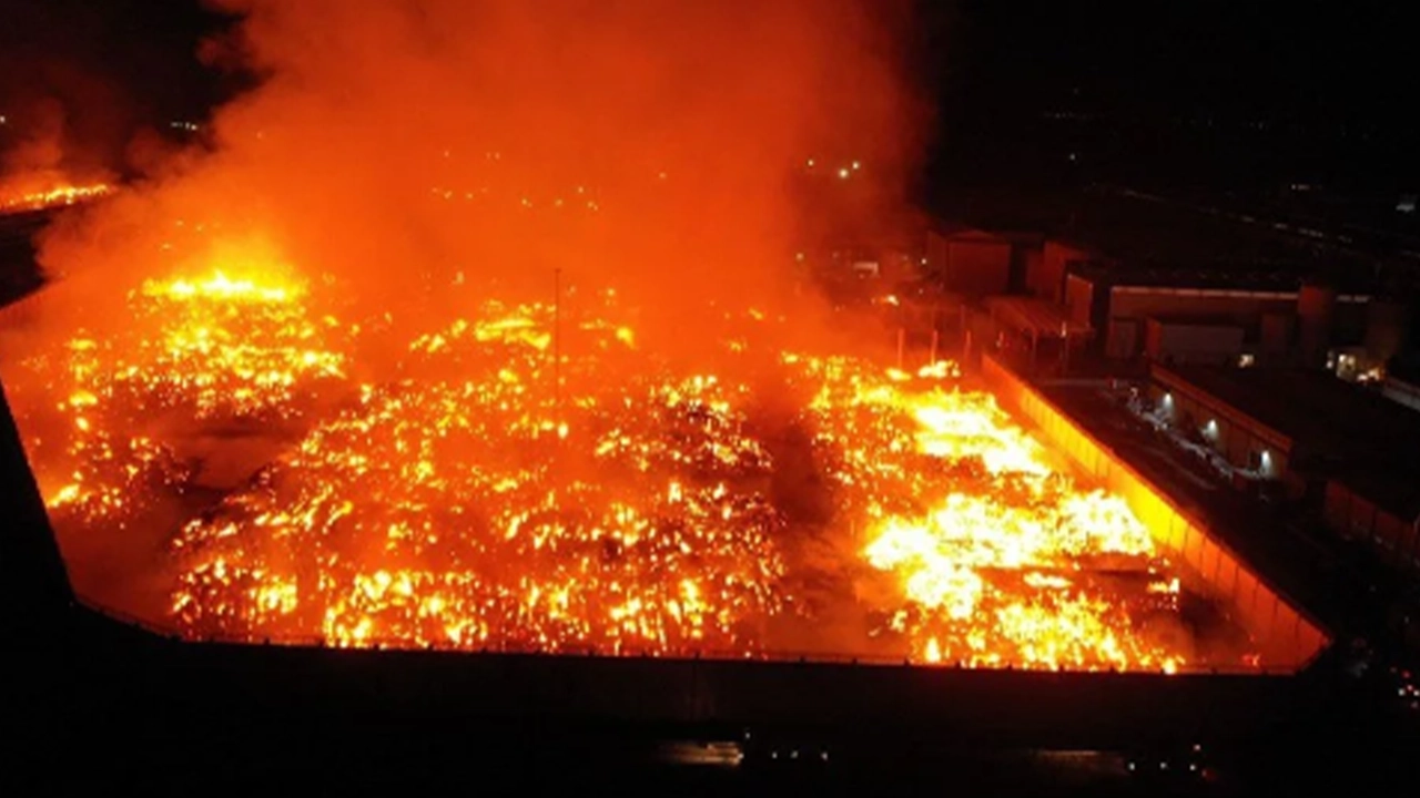 Aydın'da kağıt fabrikasındaki yangın 4'üncü gününde de söndürülemiyor: 23 ilden takviye geldi