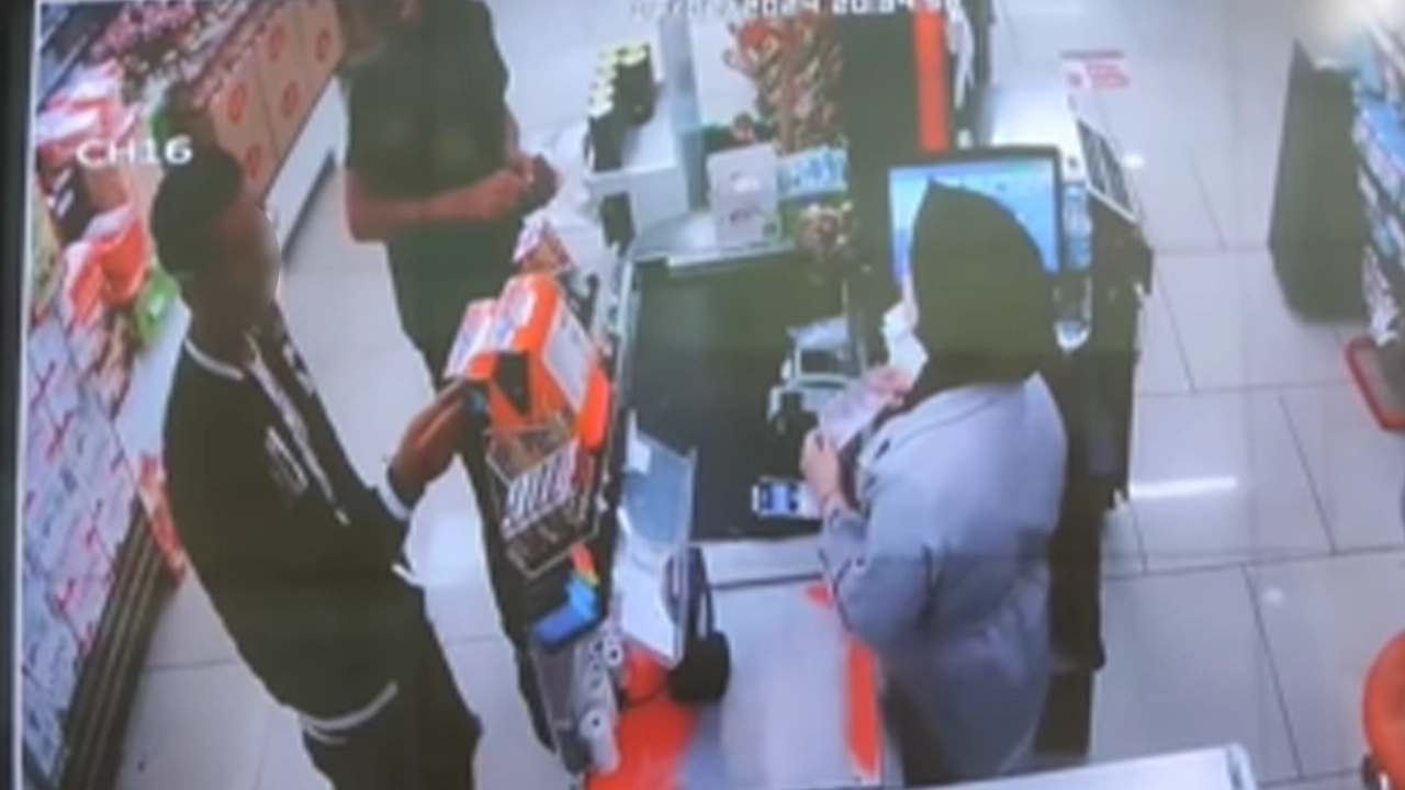 İstanbul'da markette hırsızlık: Yabancı uyruklu şahıs kaşla göz arasında böyle çaldı