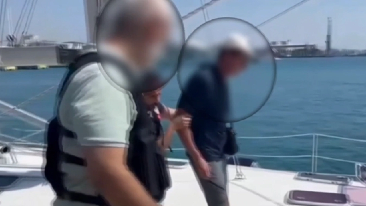 Antalya'da Ukrayna bayraklı tekneye operasyon: Kırmızı bültenle aranan Rus yakayı ele verdi