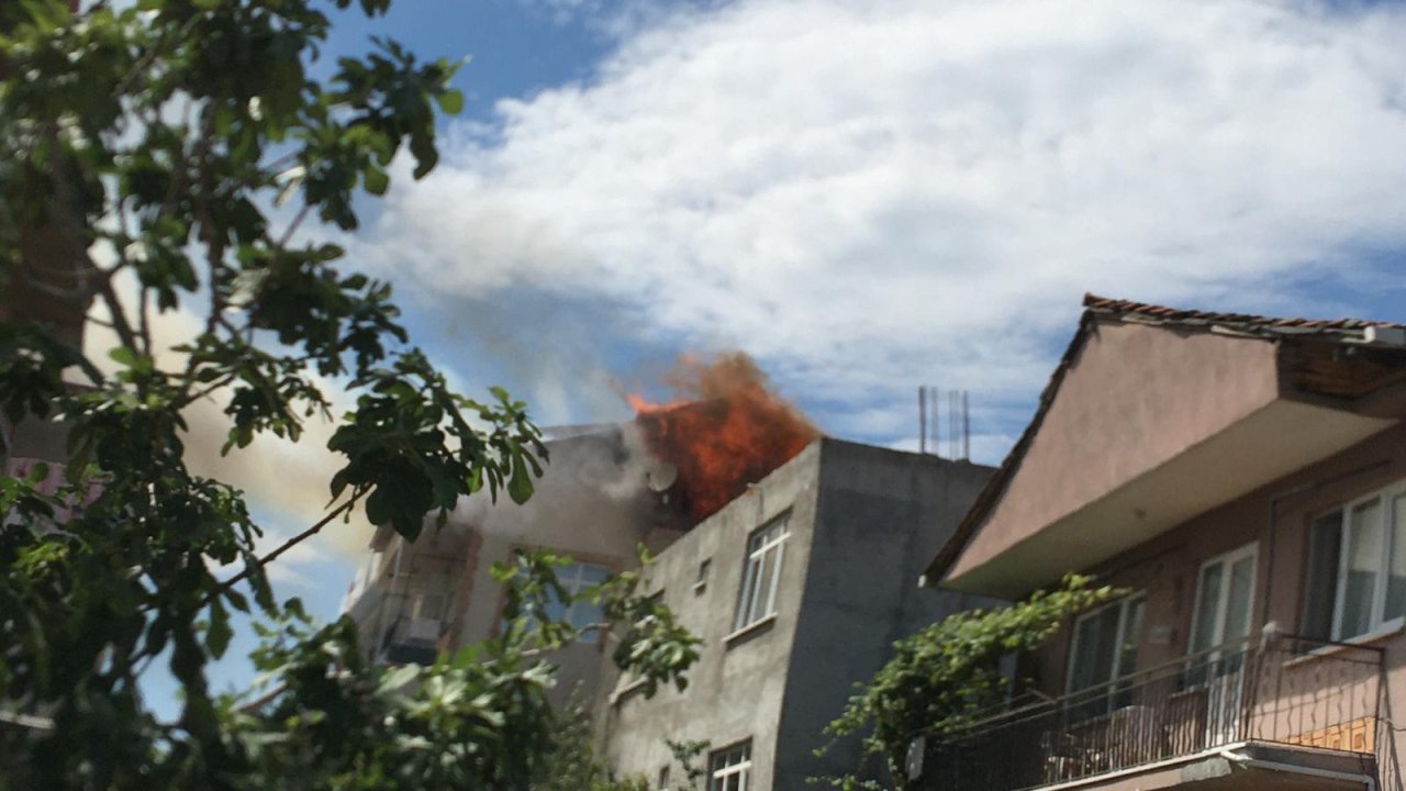 Kocaeli’de 3 katlı binanın çatısında yangın